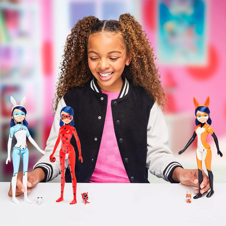 Bandai - Miraculous Ladybug - Doll Marinette Colour Change Surprise - Păpușă articulată Miraculous, 26 Cm + 3 surprize - Model aleatoriu - P50390