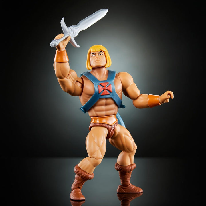 Jucărie Masters of the Universe Origins, He-Man figurină de acțiune din colecția de desene animate, la scară reală, aprox. 14 cm înălțime, erou cu armură, 2 săbii și mini benzi desenate, HYD17