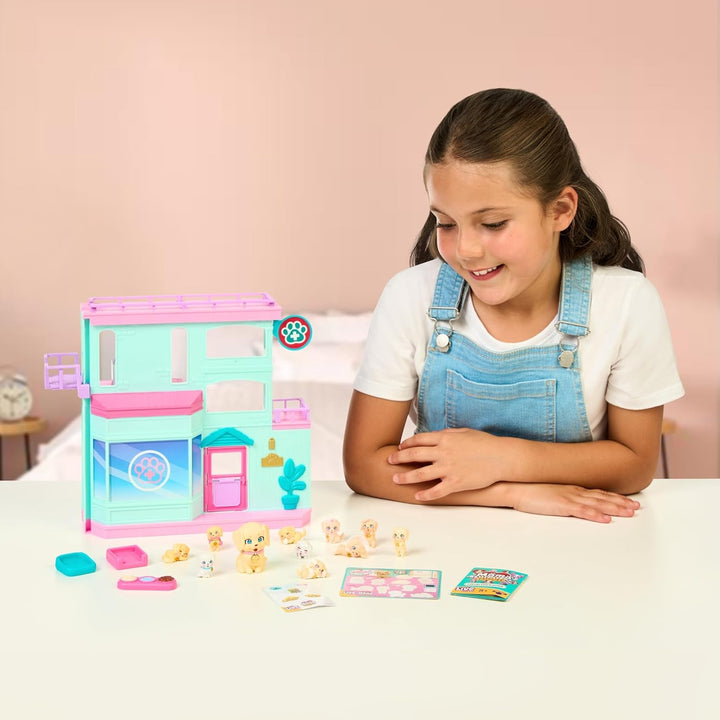 Little Live Pets Mama Surprise Families Baby Clinic Playset, 3 cățeluși Retriever incluși, Magic, Playset cu două fețe (27,8 cm lățime, 23,8 cm înălțime). Hrănire, îmbăiere și joacă, cadou pentru copii