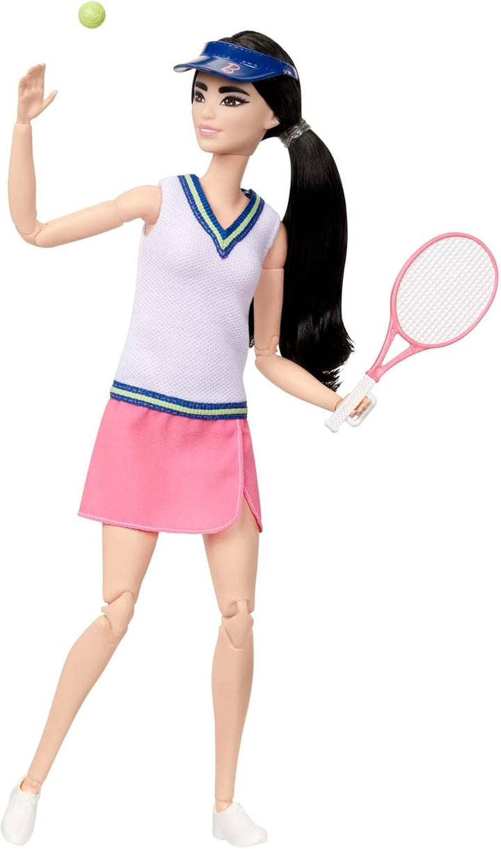 Barbie Made to Move - Jucătoare de tenis cu rachetă și minge - Păpușă cu 22 de articulații pentru o distracție realistă în timpul jocului, pentru fanii tenisului și copiii cu vârsta de 3 ani și peste, HKT73