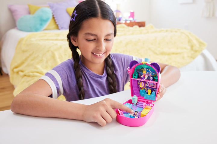 Polly Pocket păpuși și set de joacă, Bubble Tea Panda Box, jucărie pentru animale cu 2 păpuși mici, Panda și accesorii pentru mâncare, HWN95