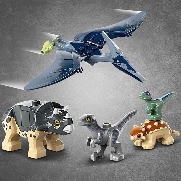 LEGO Jurassic World Rescue Centre for Baby Dinosaurs, set cu figurine mici de dinozauri, inclusiv Triceratops, Ankylosaurus și Velociraptor, cadou de construcție pentru băieți și fete de la 4 ani 76963