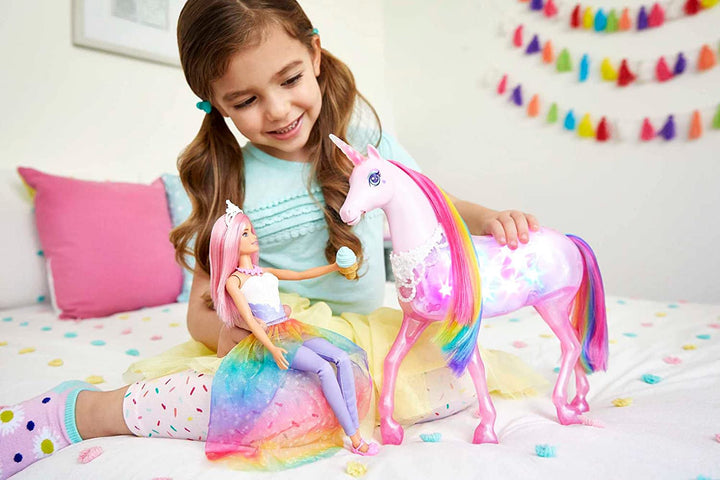 Barbie Dreamtopia Magical Magic Light Unicorn, cu 25+ lumini și sunet, incl. păpușă Barbie și unicorn, cadou pentru copii, jucărie de la 3 ani, GWM78