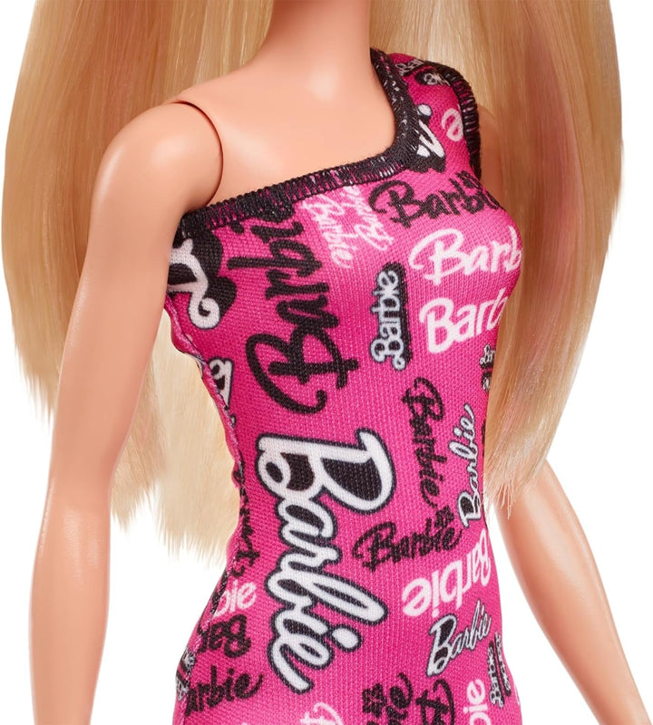 Păpușă Barbie Fashion cu păr blond drept într-o rochie extensibilă roz cu un umăr și pantofi cu logo imprimat, HRH07