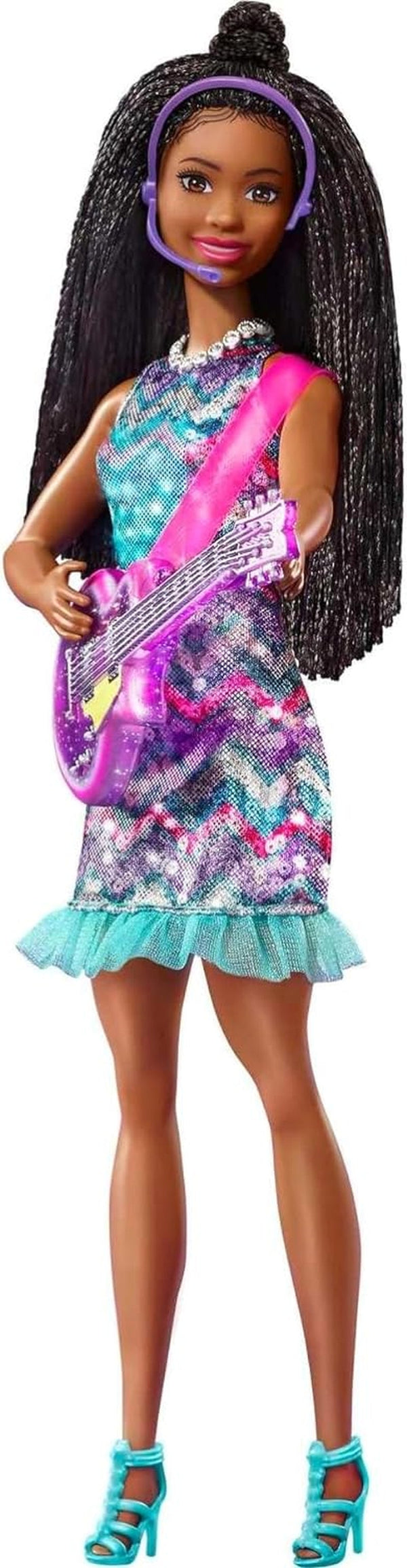 Barbie GYJ22 - scenă liberă pentru păpușa Big Dream Brooklyn (aprox. 30 cm, codițe maro) cu melodii din film, lumini, microfon și accesorii, cadou pentru copii de la 3 ani în sus