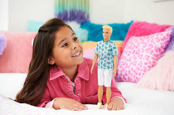 Păpușă Barbie Ken Fashionistas - tricou cu imprimeu de cactus și palmier, pantaloni scurți albi și adidași, perfect pentru aventuri cu prietenii și plimbări prin oraș, pentru copii de la 3 ani în sus, HJT10