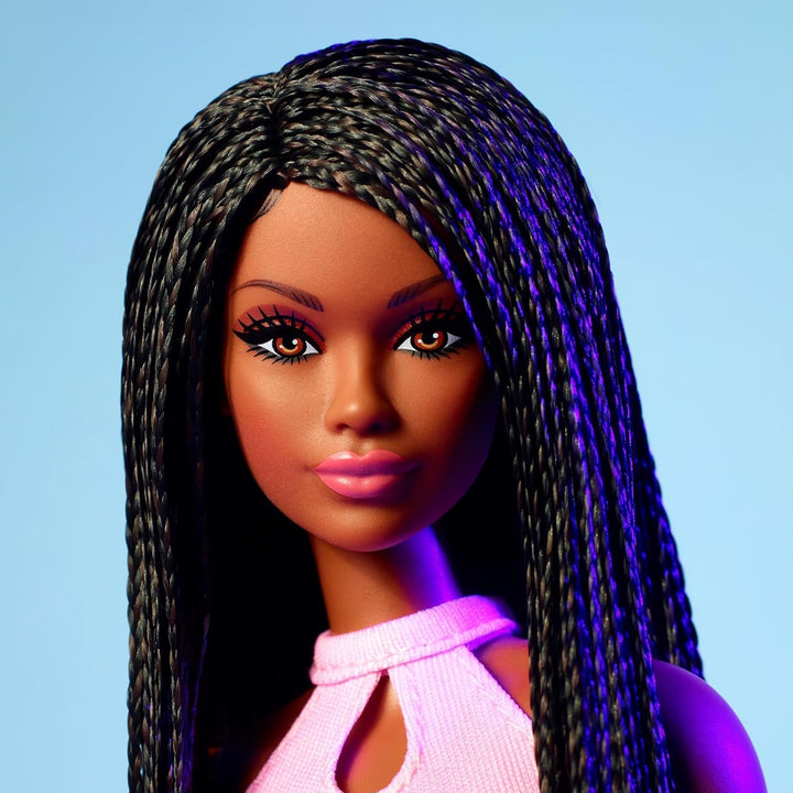 Păpușă Barbie Looks, figurină de colecție nr. 21 cu păr negru împletit în împletituri și modă modernă Y2K, top roz halter și fustă din piele artificială cu cizme, HRM13