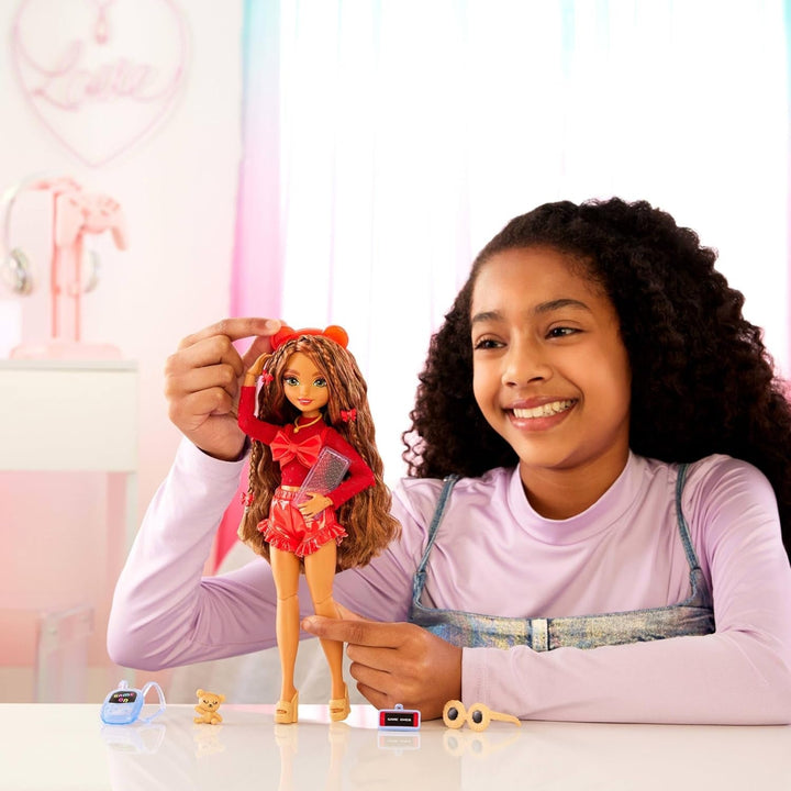 Păpușă Barbie Dream Besties și accesorii, păpușă de modă Teresa mobilă cu păr castaniu și agrafe de păr, 10 bucăți temă jocuri video, HYC23