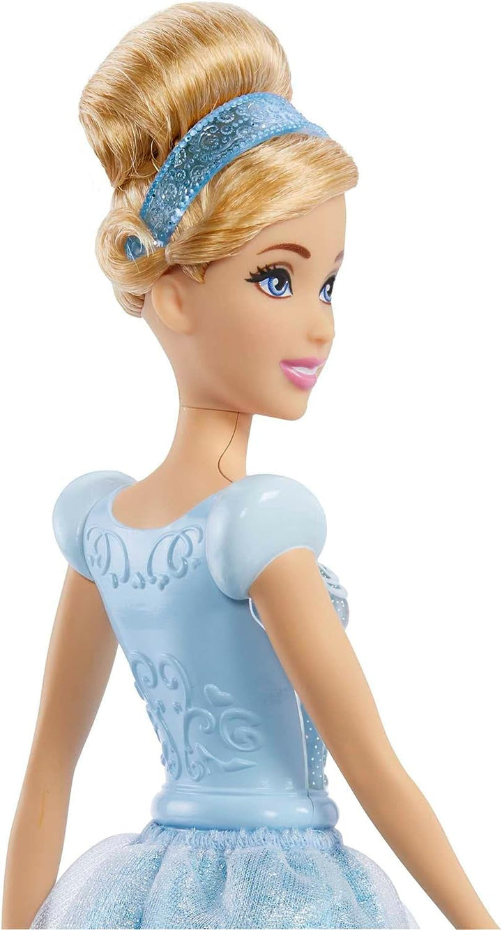 Mattel DISNEY Princess Cinderella - Păpușă mobilă cu costum strălucitor, pantofi și diademă detașabile, păr pieptănabil pentru distracție la coafor, pentru copii de la 3 ani în sus, HLW06
