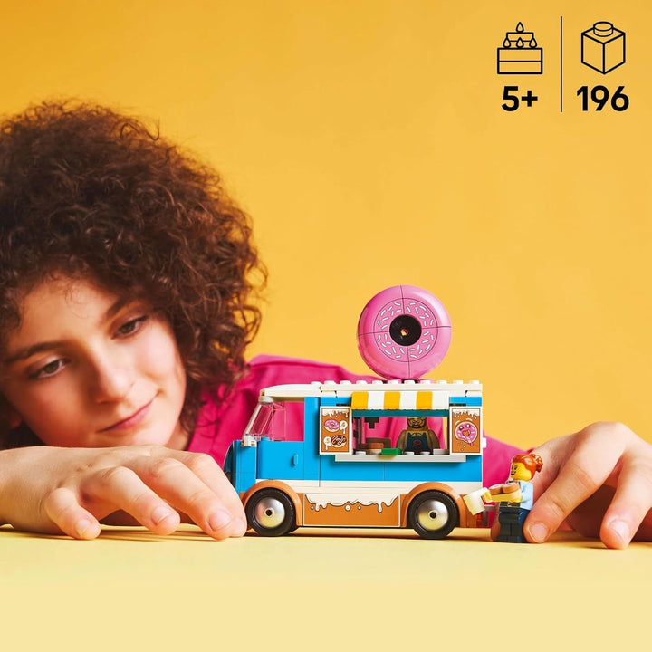 LEGO City Donut Truck - Camion de mâncare de jucărie cu 2 minifigurine de poliție - Jucărie de construcție pentru băieți și fete cu vârsta peste 5 ani - Idee de cadou pentru ziua de naștere și sărbători 60452