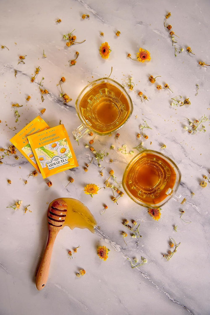 Ahmad Tea - Camomile &amp; Lemongrass - Ceai de fructe și plante fără cofeină - Mușețel și lemongrass - Pliculețe de ceai ambalate individual, sigilate pentru păstrarea aromelor, cu 2 g de ceai per porție - 20 pliculețe de ceai cu bandă