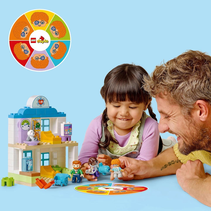 LEGO DUPLO Town Prima vizită la doctor, jucărie de construcție, set de joacă pentru a promova abilitățile motorii fine, cadou pentru copiii mici de la 2 ani, jucărie educativă, joc de rol în spital 10449