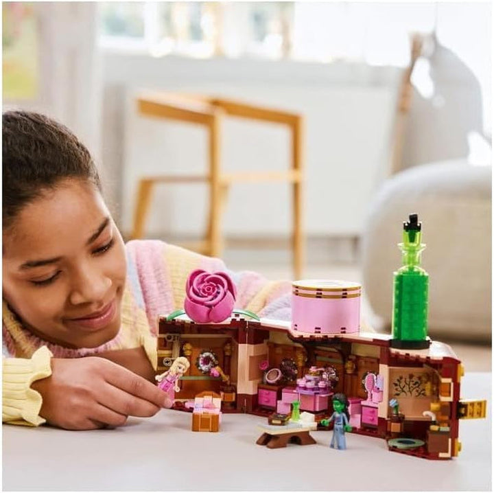 LEGO Wicked Dormitorul lui Glinda și Elphaba - Casă de păpuși cu 2 mini păpuși ale vrăjitoarelor din Oz, accesorii grozave, inclusiv flori și ținute - Jucărie creativă pentru fete peste 8 ani și fani - 75683