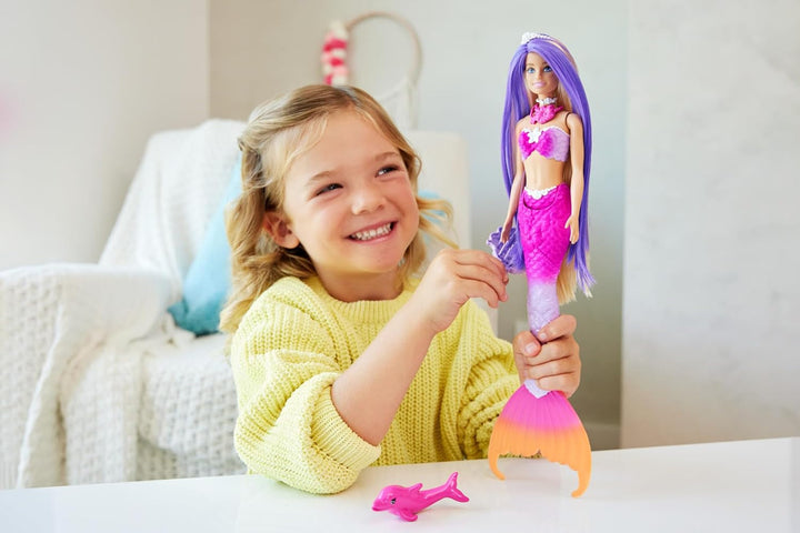 Păpușă sirenă BARBIE - inspirată din serialul TV "Barbie A Hidden Magic", cu efect de schimbare a culorilor și accesorii, păr roz lung de 19 cm pentru styling, pentru copii de la 3 ani, HRP97