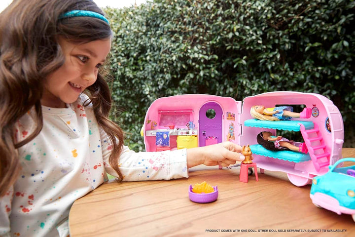 Barbie Chelsea Series, Chelsea Car And Camper Set cu 10+ Barbie Camping Accessories, 1X Chelsea Doll, Teal Car And Pink Mini Camper, Cadouri pentru copii 3+ ani, Fxg90