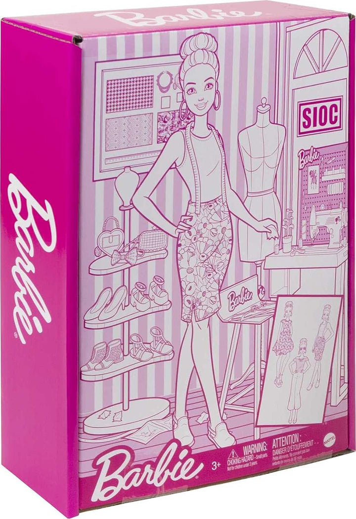 Barbie HDY90 - păpușă designer de modă (30,40 cm) și studio, 25+ accesorii de design și modă, birou de design, scaun, mașină de cusut, model de țesătură, manechin și multe altele, jucării de la 3 ani
