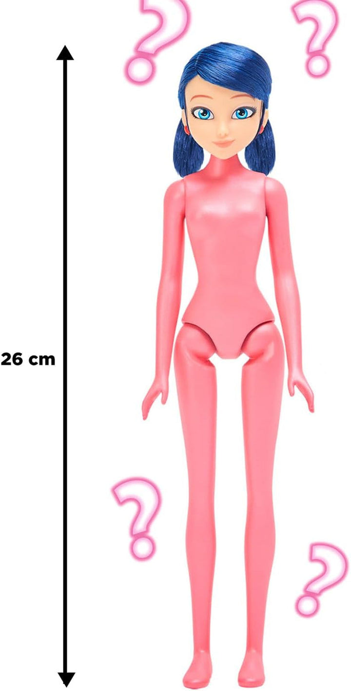 Bandai - Miraculous Ladybug - Doll Marinette Colour Change Surprise - Păpușă articulată Miraculous, 26 Cm + 3 surprize - Model aleatoriu - P50390