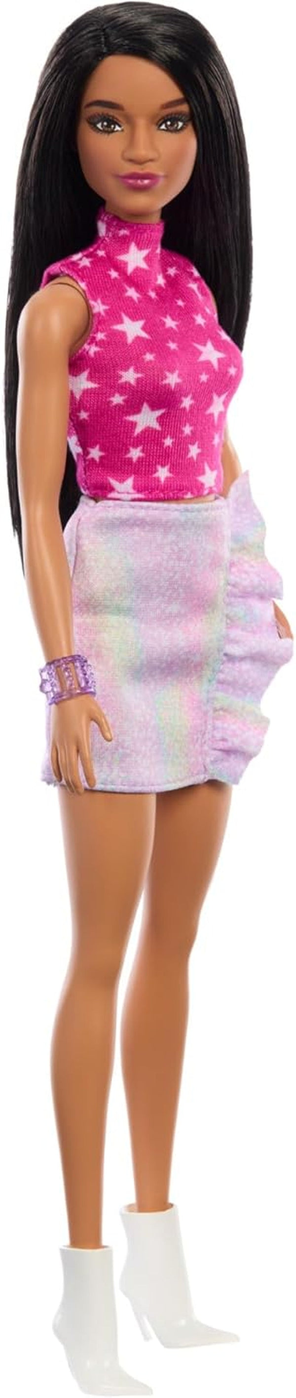 Păpușa Barbie Fashionistas nr. 215 cu păr negru drept, top roz cu model în formă de stea și fustă iridescentă, păpușă de modă de colecționat cu ocazia celei de-a 65-a aniversări, HRH13