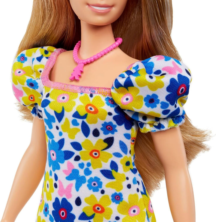 Barbie Fashionistas - păpușă dezvoltată cu Societatea Națională pentru Sindromul Down, păr blond și ținută trendy cu rochie florală și adidași albi, pentru copii de la 3 ani, HJT05