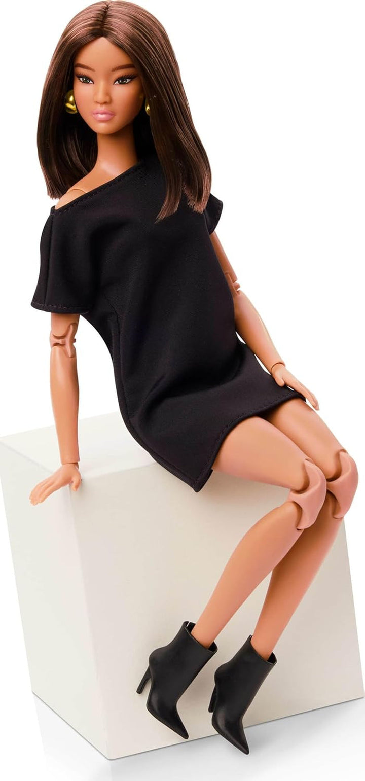Barbie Basics Model 1, păpușă de colecție cu păr brunet, rochie mini neagră și pantofi, modă universală, corp mobil și cap interschimbabil, JBH72