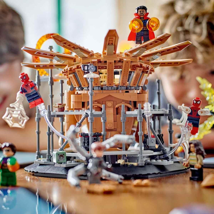 LEGO 76261 Marvel Spider-Man's Big Showdown, Spider-Man: No Way Home set cu 3 minifigurine Peter Parker plus Green Goblin, Electro, Sandman, Ned, Doctor Strange și MJ, model de colecție