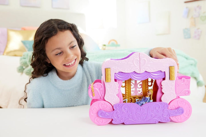 Mattel Disney Princess Transforming Playset Carriage to Castle With Little Aurora Doll, 3 nivele, 6 zone de joc, 4 figuri, mobilier și accesorii HWX17