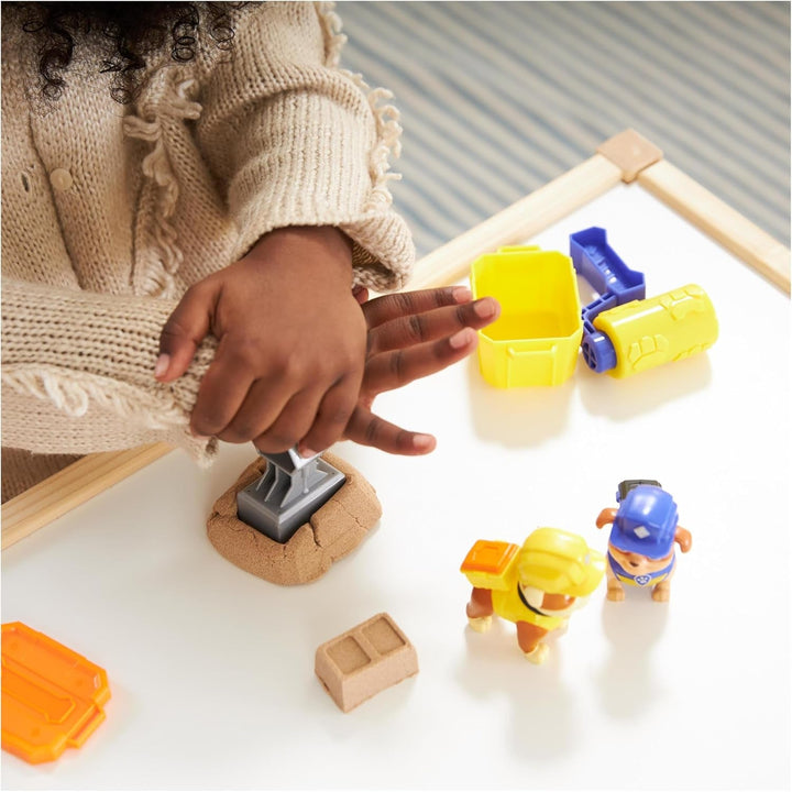 Rubble & Crew - Set de figurine de acțiune cu figurină Rubble & Mix, 2 jucării de construcție și 85G nisip cinetic de construcție, jucărie potrivită pentru copii de la 3 ani în sus