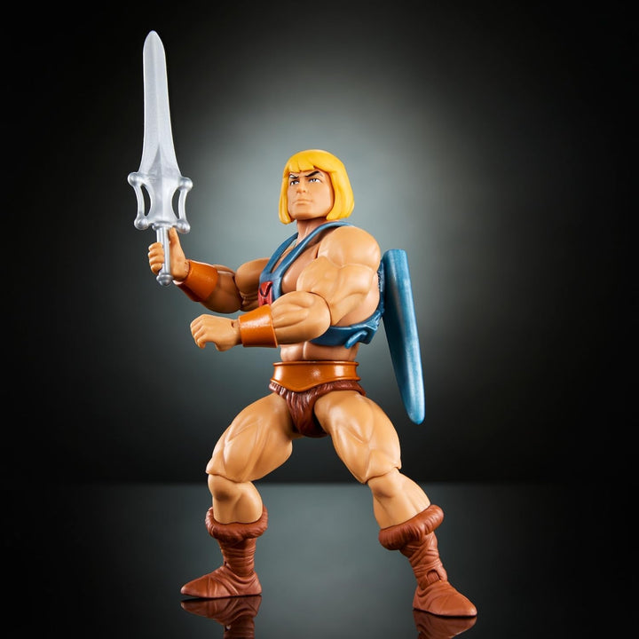 Jucărie Masters of the Universe Origins, He-Man figurină de acțiune din colecția de desene animate, la scară reală, aprox. 14 cm înălțime, erou cu armură, 2 săbii și mini benzi desenate, HYD17