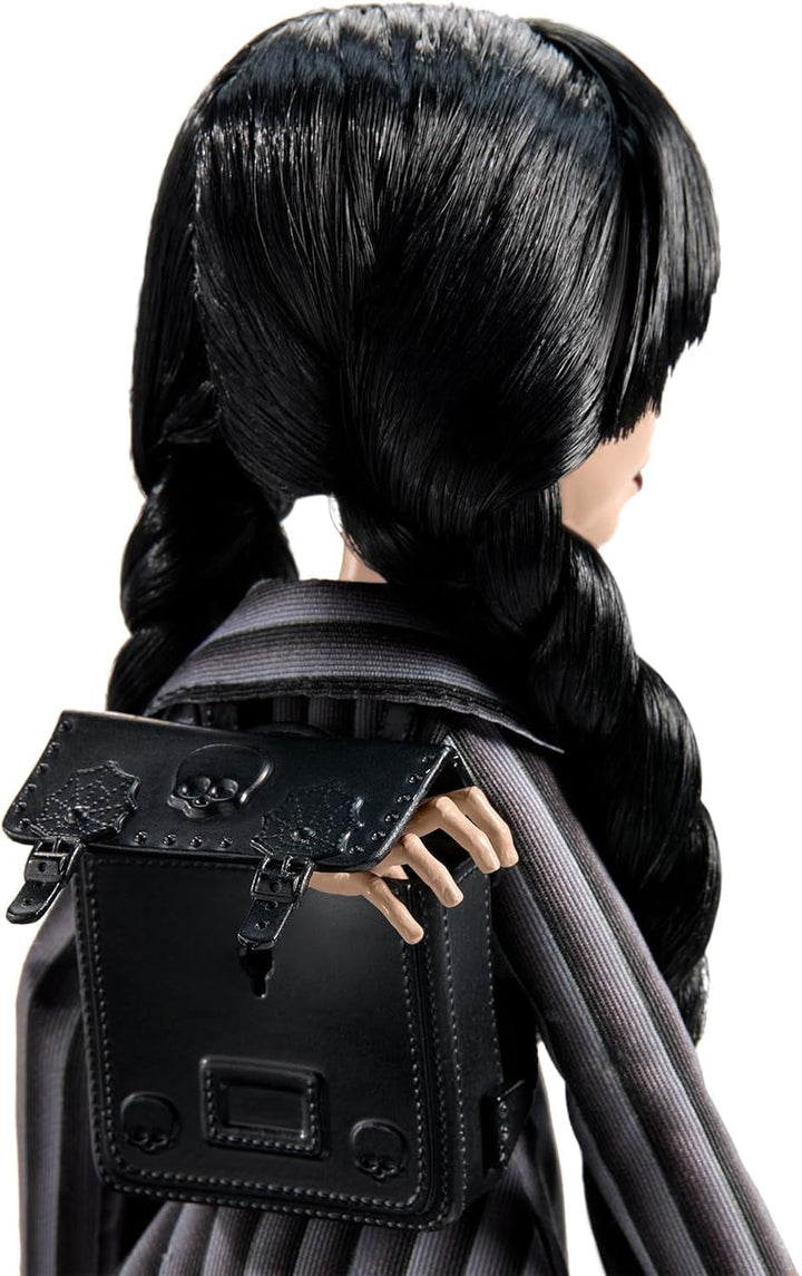 Păpușă și accesorii Monster High Wednesday, figurină de colecție Wednesday Addams în uniforma Nevermore Academy cu mână și rucsac Icy Cold, suport pentru păpușă, HXJ04