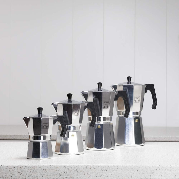 Cafetieră italiană Cecotec Mokclassic 300 Shiny. Cafetieră din aluminiu, Pentru toate tipurile de aragazuri, 3 căni, Sigiliu din silicon, Mâner ergonomic, rezistent la căldură, Filtru și supapă din oțel inoxidabil.