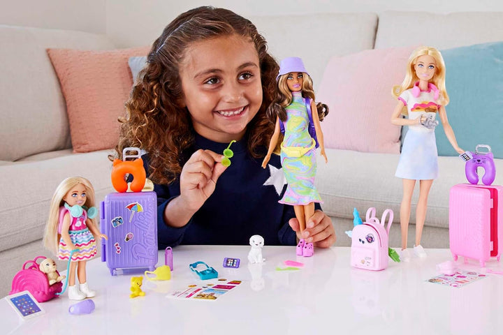 Jucărie Barbie, păpușă Chelsea și accesorii, set de călătorie cu câine și 6 piese, inclusiv suport pentru câine, HJY17