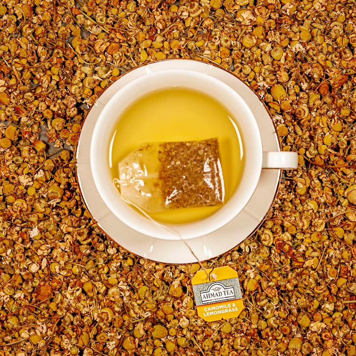 Ahmad Tea - Camomile &amp; Lemongrass - Ceai de fructe și plante fără cofeină - Mușețel și lemongrass - Pliculețe de ceai ambalate individual, sigilate pentru păstrarea aromelor, cu 2 g de ceai per porție - 20 pliculețe de ceai cu bandă