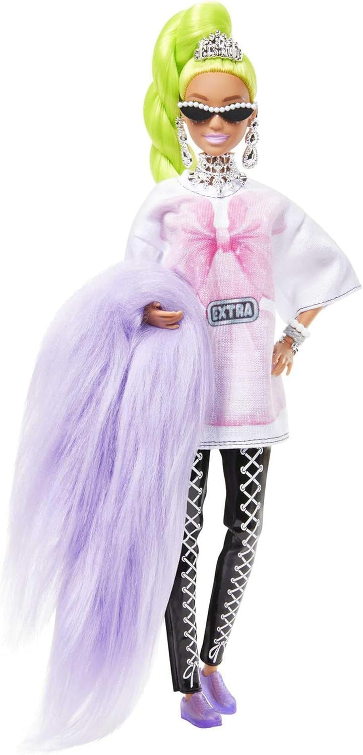 Barbie HDJ44 - Păpușă extra #11 în tricou supradimensionat și jambiere cu papagal de companie, păr verde neon extra lung și accesorii, articulații flexibile, cadou jucărie pentru copii cu vârsta de peste 3 ani