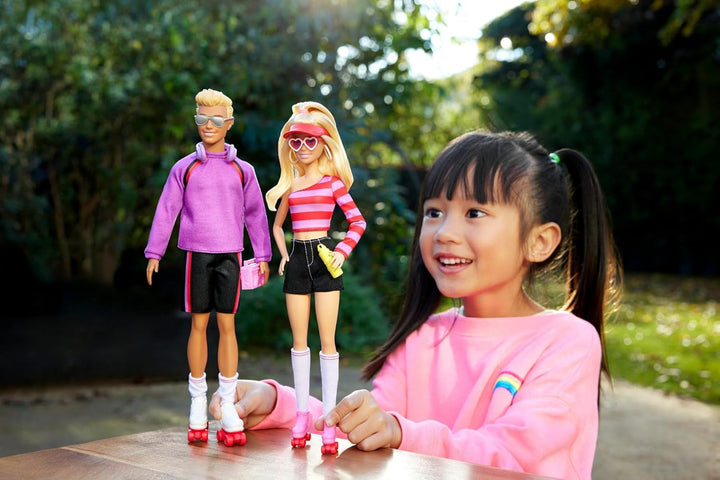 Set Barbie Fashionistas cu 2 păpuși de modă și 6 accesorii, păpuși de modă Barbie și Ken pe role, 65th Anniversary Collectible Figures, HXK90