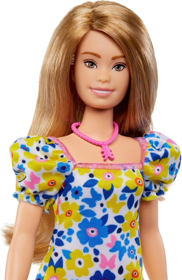 Barbie Fashionistas - păpușă dezvoltată cu Societatea Națională pentru Sindromul Down, păr blond și ținută trendy cu rochie florală și adidași albi, pentru copii de la 3 ani, HJT05