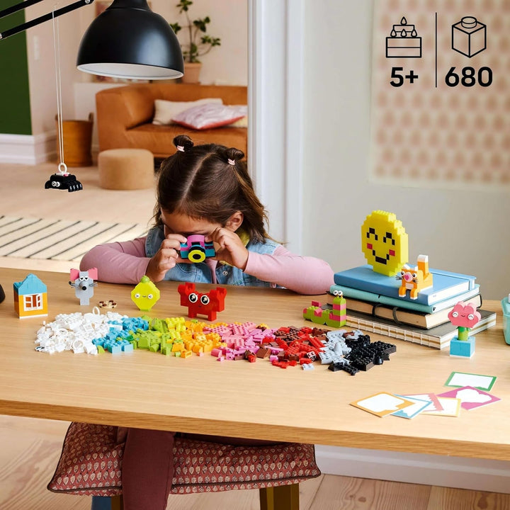 LEGO Classic Creative Fun Box, Cărămizi de construcție colorate pentru jocuri de rol imaginative, Set de construcție pentru începători, Jucării pentru fete și băieți de la 5 ani, Modele de reconstruit 11042