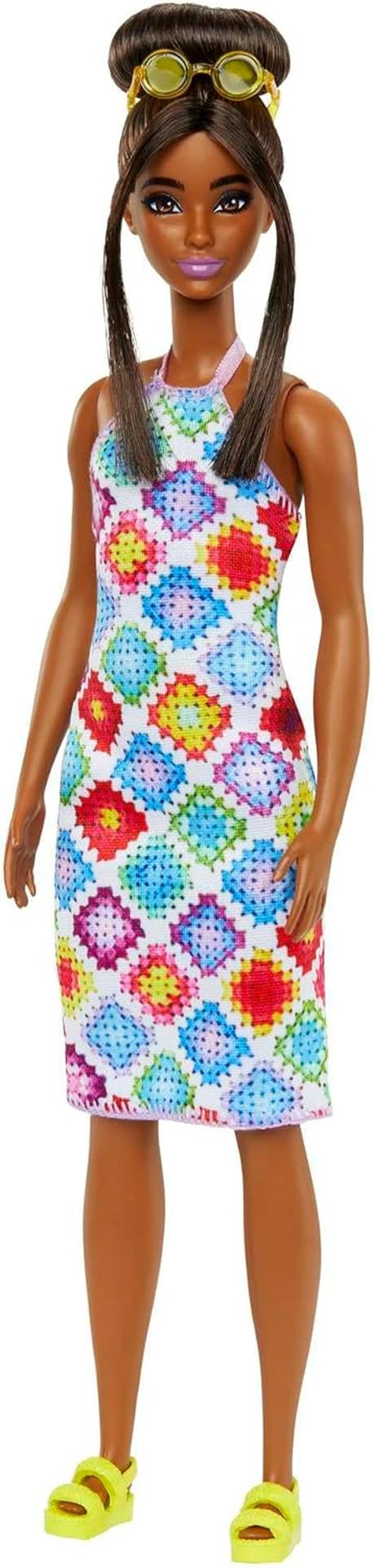 Barbie Fashionistas - Păpușa nr. 210 cu coc glamorous și rochie midi croșetată, ochelari de soare aurii și sandale galbene, pentru copii de la 3 ani în sus, HJT07