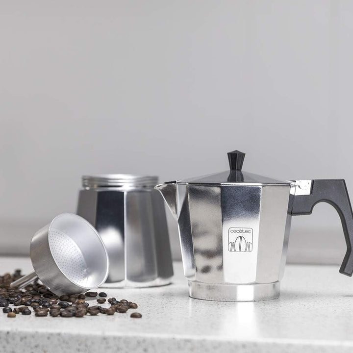 Cafetieră italiană Cecotec Mokclassic 300 Shiny. Cafetieră din aluminiu, Pentru toate tipurile de aragazuri, 3 căni, Sigiliu din silicon, Mâner ergonomic, rezistent la căldură, Filtru și supapă din oțel inoxidabil.