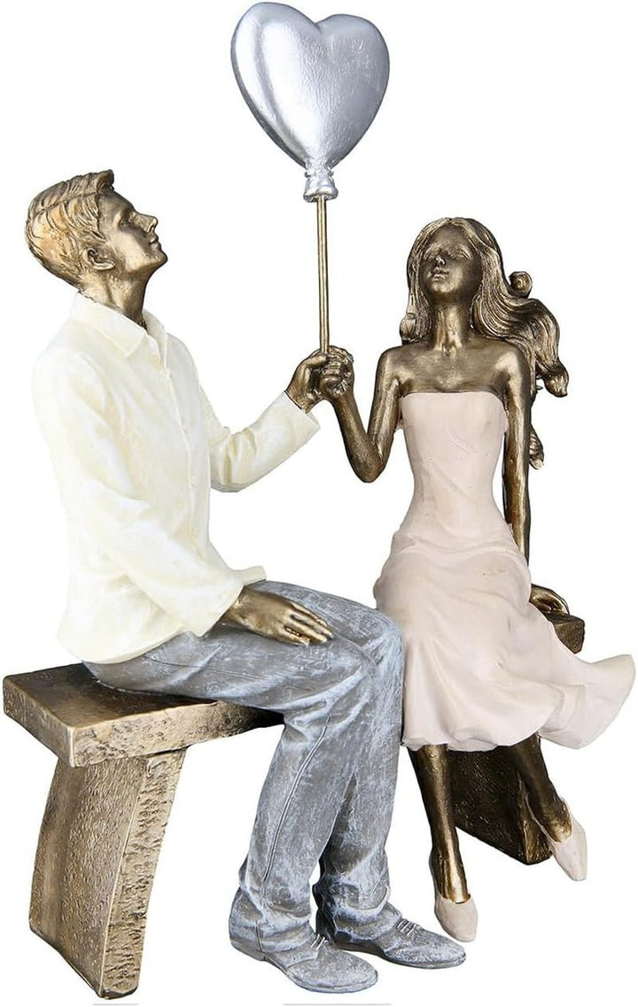 GILDE Decorațiune Figurină Cuplu Inimă Balon - Îndrăgostiți pe bancă cu inimă balon cadou decorare nunta - Culori: Alb Bronz Gri - Înălțime 24,5 cm Statuete si sculpturi Naty Shop