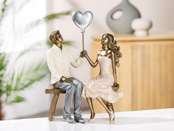 GILDE Decorațiune Figurină Cuplu Inimă Balon - Îndrăgostiți pe bancă cu inimă balon cadou decorare nunta - Culori: Alb Bronz Gri - Înălțime 24,5 cm Statuete si sculpturi Naty Shop Bronz Înălțime 24,5 cm
