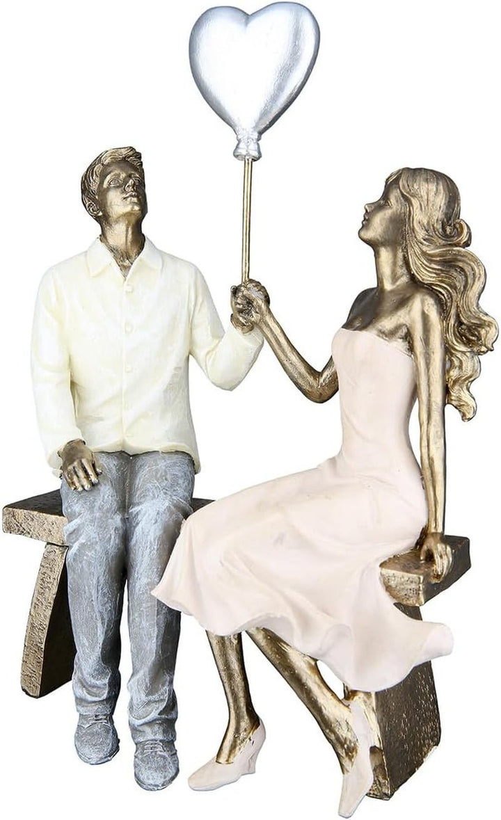 GILDE Decorațiune Figurină Cuplu Inimă Balon - Îndrăgostiți pe bancă cu inimă balon cadou decorare nunta - Culori: Alb Bronz Gri - Înălțime 24,5 cm Statuete si sculpturi Naty Shop