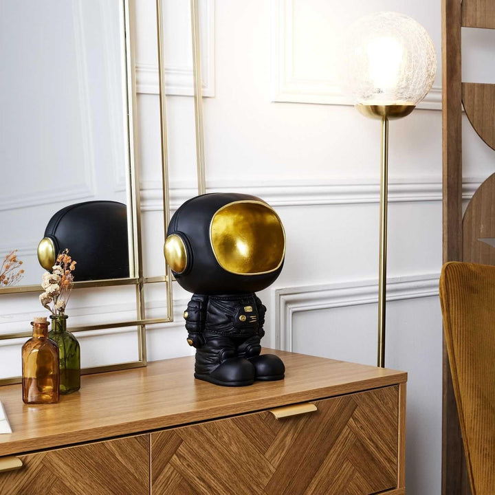 HOME DECO FACTORY, HD0160, Statuie astronaut cu buzunar gol negru, obiect decorativ modern și practic, design futurist, ideal pentru camera de zi sau birou, dimensiune: 20 cm, culoare: negru și auriu Statuete si sculpturi Naty Shop