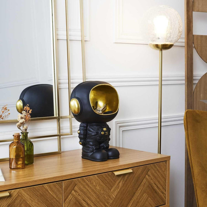 HOME DECO FACTORY, HD0160, Statuie astronaut cu buzunar gol negru, obiect decorativ modern și practic, design futurist, ideal pentru camera de zi sau birou, dimensiune: 20 cm, culoare: negru și auriu Statuete si sculpturi Naty Shop